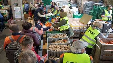 refugees queue for food 