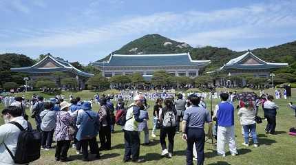 People visit the Blue House