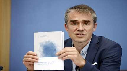 Benjamin Steinitz shows the annual report