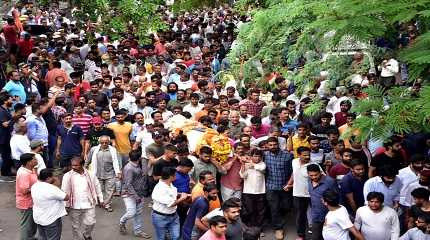 People carry the body for his cremation