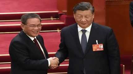 Li Qiang shakes hands with Xi Jinping