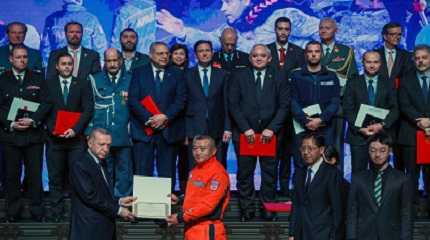 Tayyip Erdogan and Wang Mo attend a ceremony to present state medals in Ankara