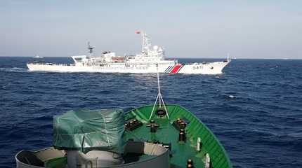 Chinese Coast Guard is near a ship of the Vietnam Marine Guard