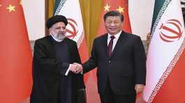 Ebrahim Raisi shakes hands with Xi Jinping