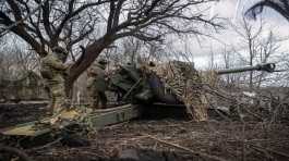 Ukrainian service members prepare to shoot