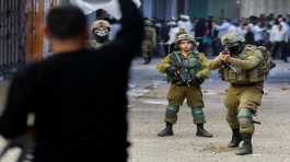 Israeli army arrests Palestinian